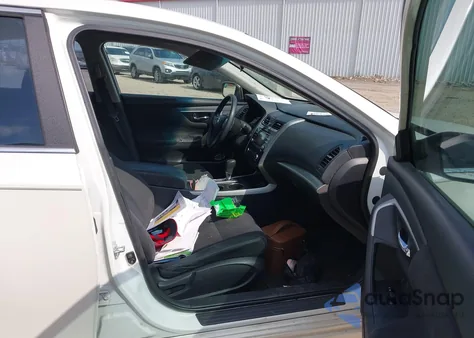 2015 Nissan Altima 2.5/2.5 S/2.5 Sl/2.5 Sv z USA, uszkodzony, nr VIN 1N4AL3AP2FN319894